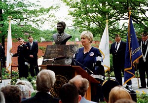 Image description is not available for 2000.396